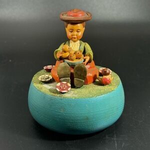 Vintage ANRI Wood Carved Revolving‎ Music Box- girl feeding Mama & baby Birds
